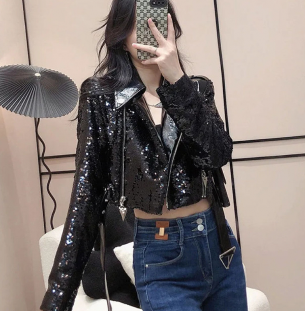 Jaket kulit sintetis dengan aplikasi payet